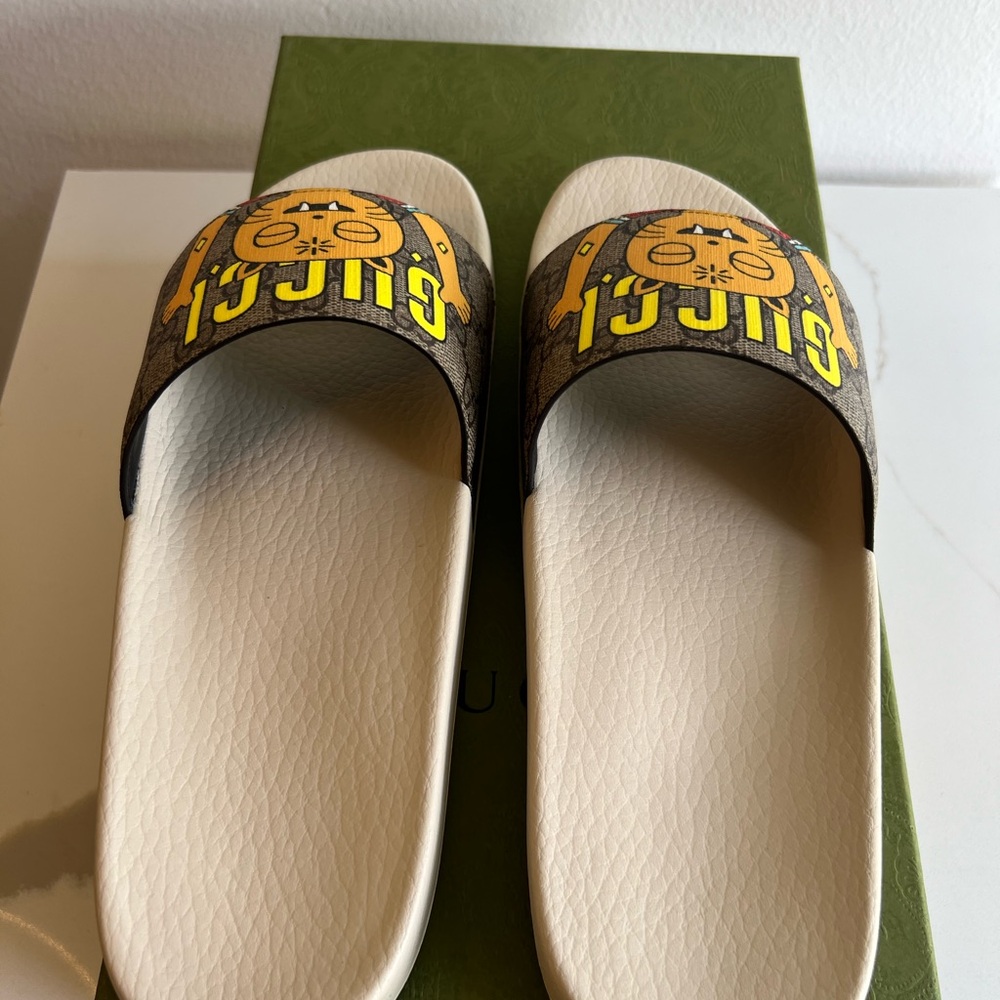 Gucci x Pablo Delcielo men's GG Supreme slides featuring a "funny cat" graphic. - Picture 6 of 16